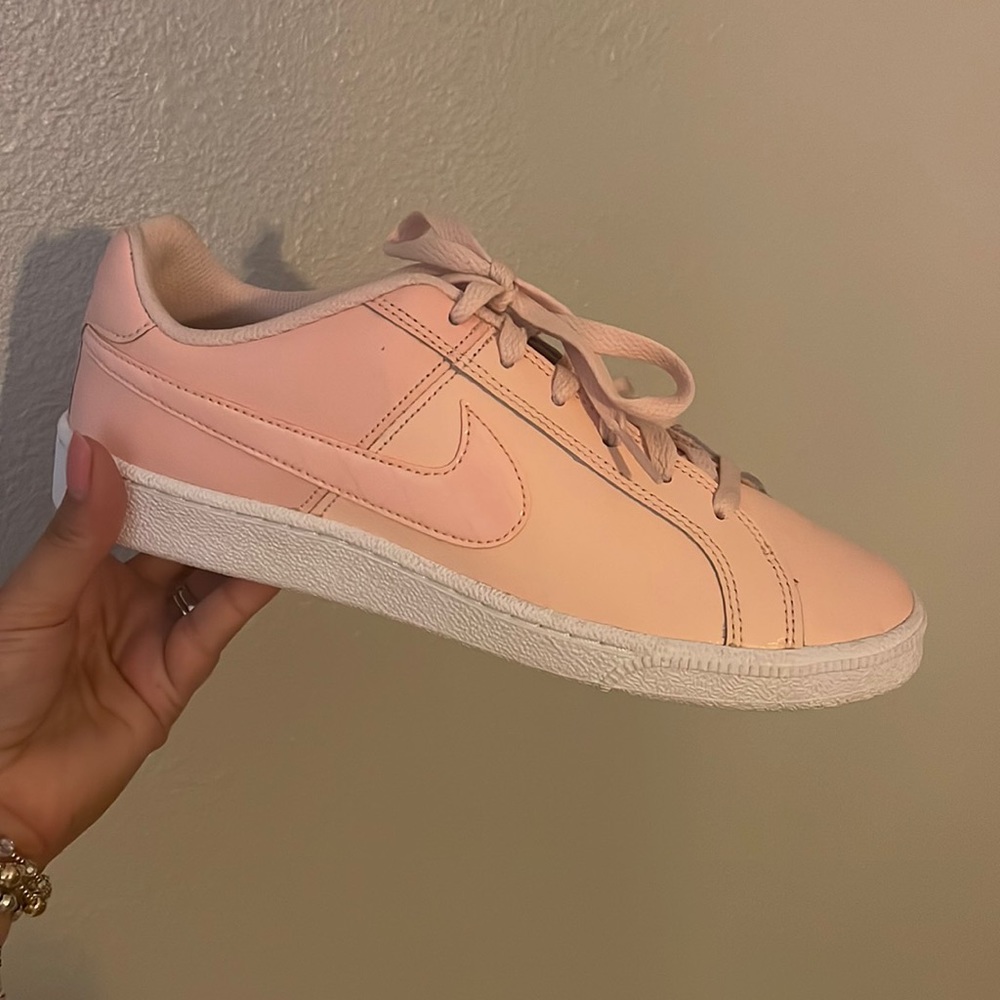 Women’s Nike court royale